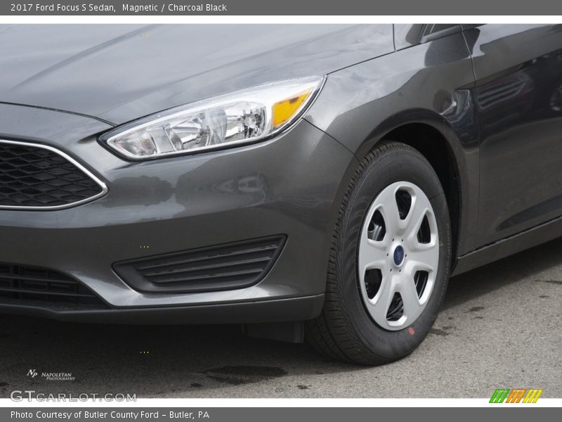 Magnetic / Charcoal Black 2017 Ford Focus S Sedan