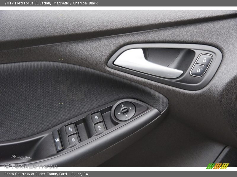 Magnetic / Charcoal Black 2017 Ford Focus SE Sedan