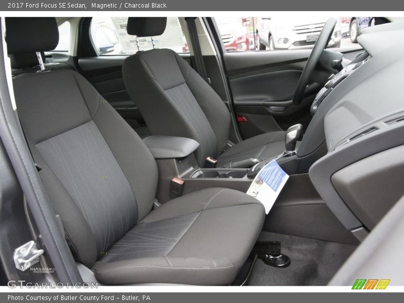 Magnetic / Charcoal Black 2017 Ford Focus SE Sedan