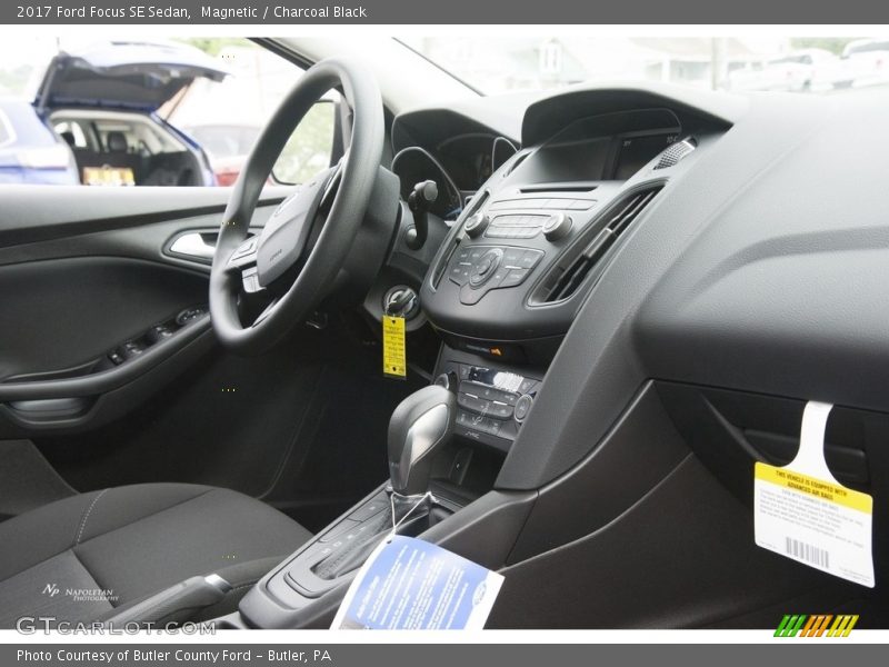 Magnetic / Charcoal Black 2017 Ford Focus SE Sedan