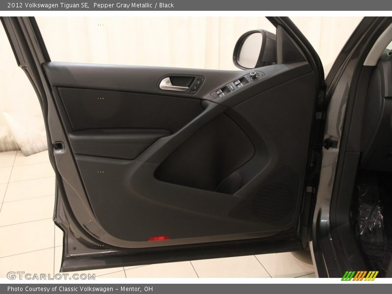 Pepper Gray Metallic / Black 2012 Volkswagen Tiguan SE