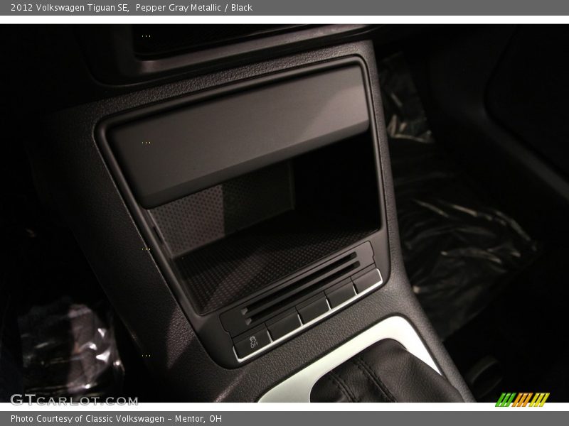 Pepper Gray Metallic / Black 2012 Volkswagen Tiguan SE