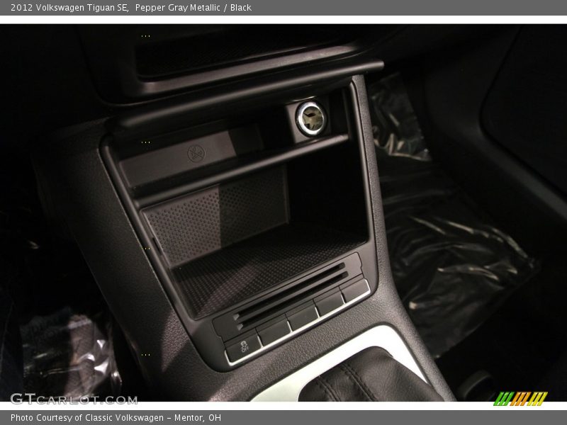 Pepper Gray Metallic / Black 2012 Volkswagen Tiguan SE