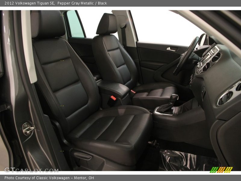 Pepper Gray Metallic / Black 2012 Volkswagen Tiguan SE