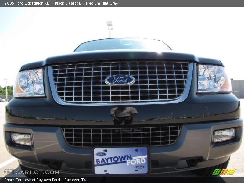 Black Clearcoat / Medium Flint Grey 2005 Ford Expedition XLT