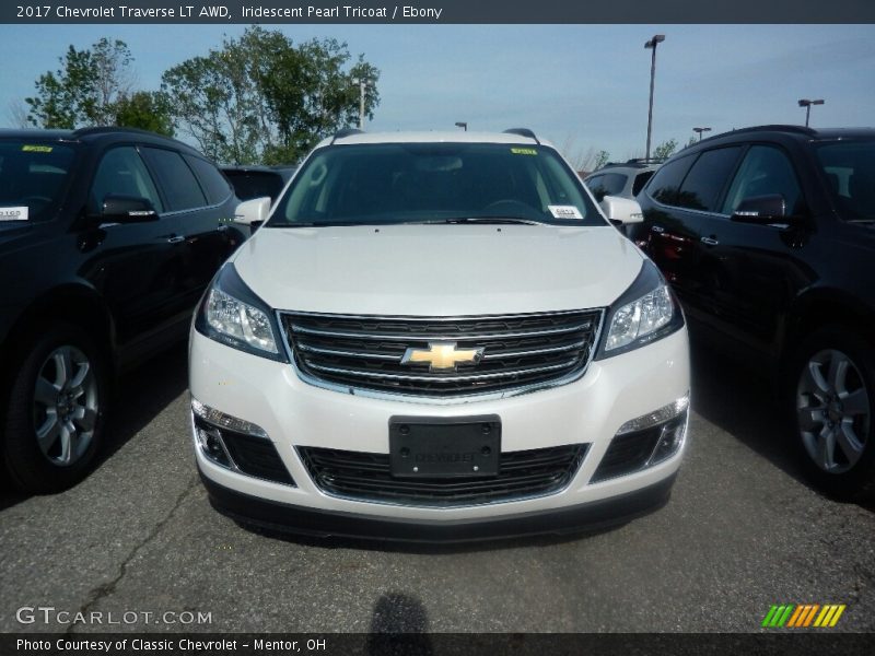 Iridescent Pearl Tricoat / Ebony 2017 Chevrolet Traverse LT AWD