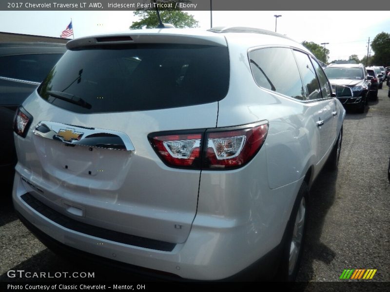Iridescent Pearl Tricoat / Ebony 2017 Chevrolet Traverse LT AWD