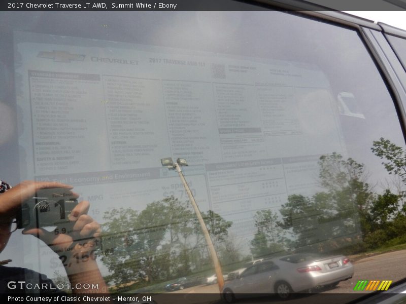 Summit White / Ebony 2017 Chevrolet Traverse LT AWD