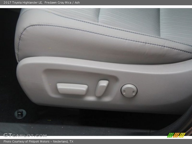 Predawn Gray Mica / Ash 2017 Toyota Highlander LE
