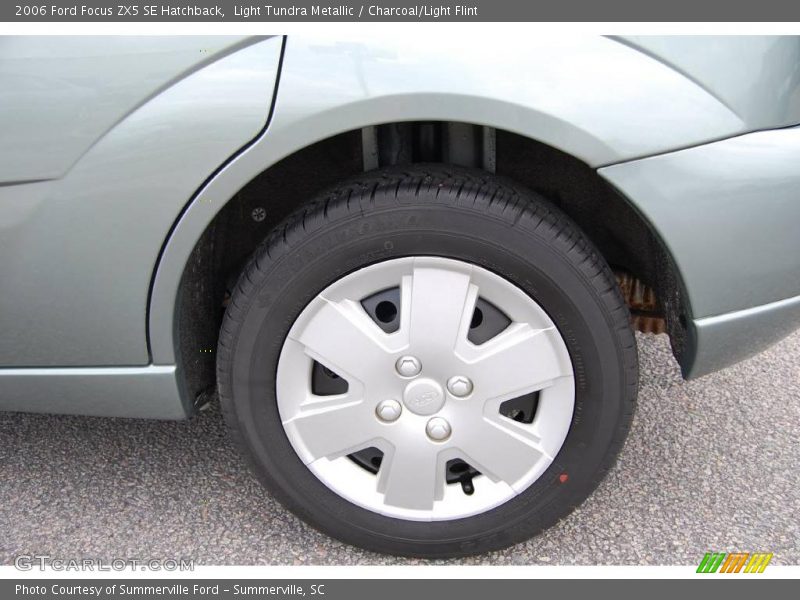 Light Tundra Metallic / Charcoal/Light Flint 2006 Ford Focus ZX5 SE Hatchback