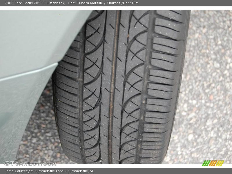 Light Tundra Metallic / Charcoal/Light Flint 2006 Ford Focus ZX5 SE Hatchback