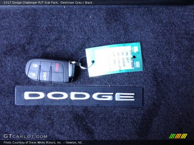 Destroyer Grey / Black 2017 Dodge Challenger R/T Scat Pack