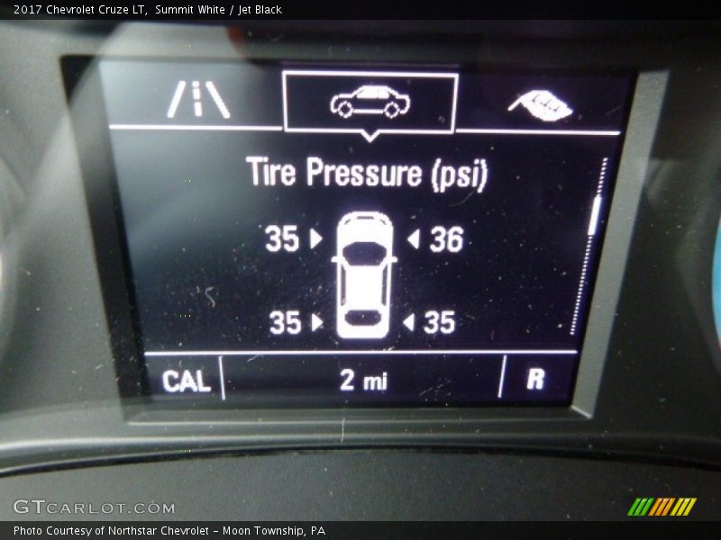 Summit White / Jet Black 2017 Chevrolet Cruze LT