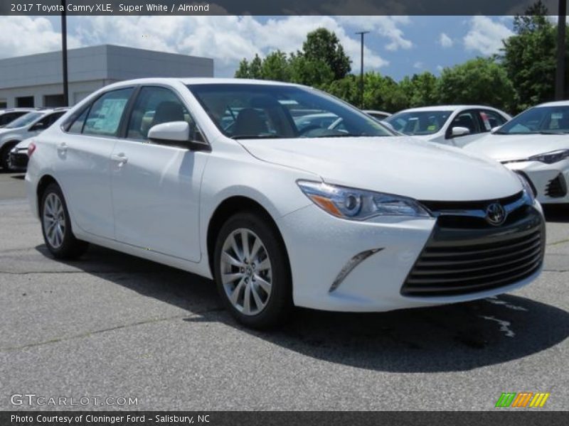 Super White / Almond 2017 Toyota Camry XLE