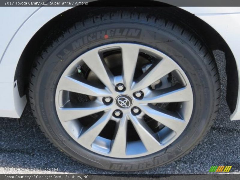 Super White / Almond 2017 Toyota Camry XLE