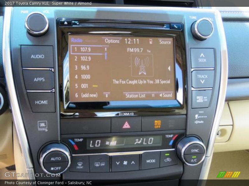 Super White / Almond 2017 Toyota Camry XLE