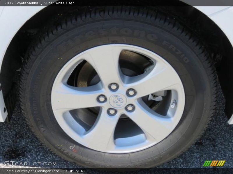 Super White / Ash 2017 Toyota Sienna L