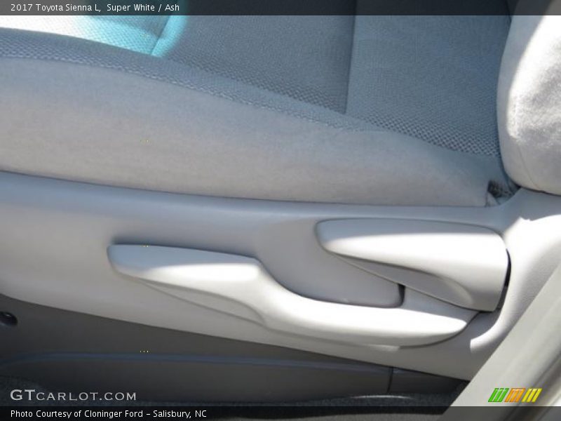 Super White / Ash 2017 Toyota Sienna L