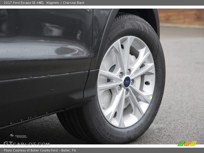 Magnetic / Charcoal Black 2017 Ford Escape SE 4WD
