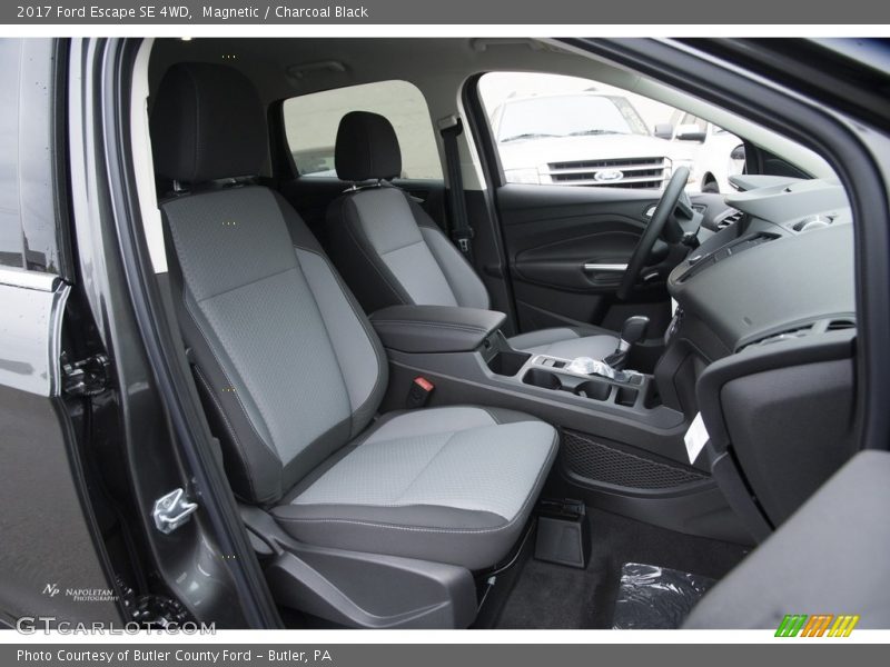 Magnetic / Charcoal Black 2017 Ford Escape SE 4WD