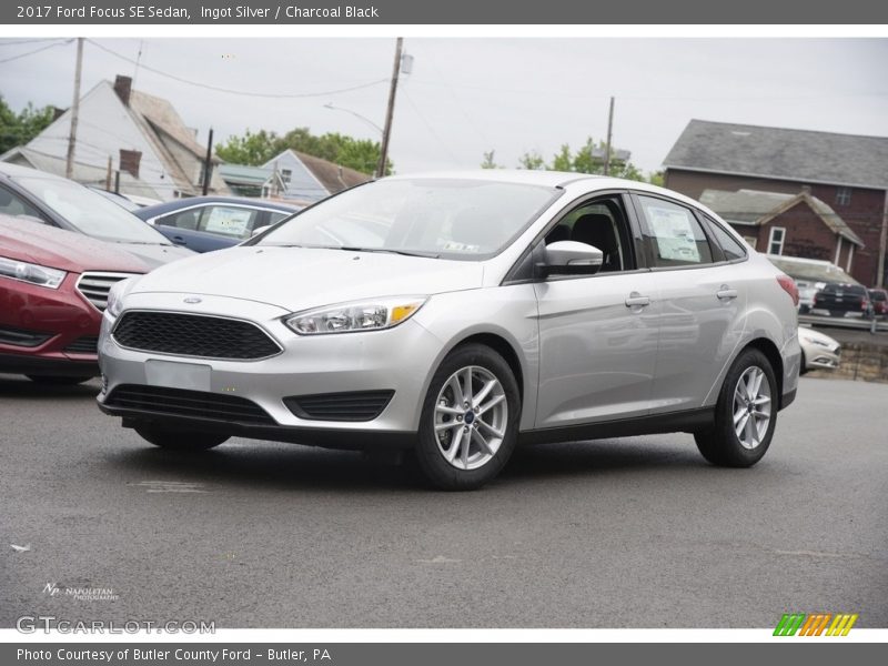 Ingot Silver / Charcoal Black 2017 Ford Focus SE Sedan