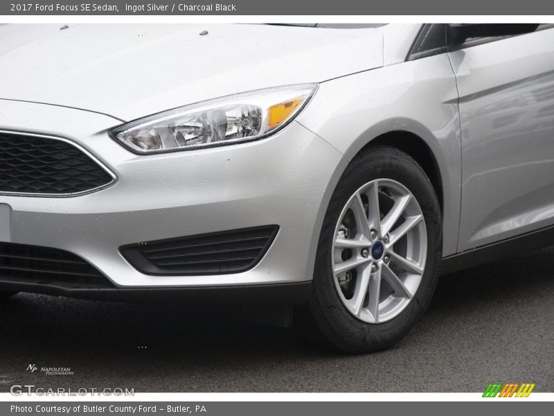 Ingot Silver / Charcoal Black 2017 Ford Focus SE Sedan