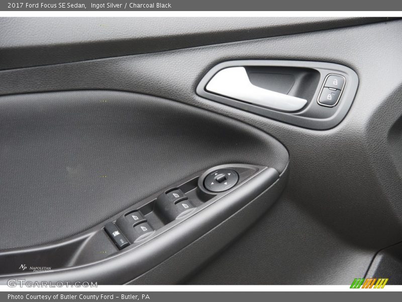 Ingot Silver / Charcoal Black 2017 Ford Focus SE Sedan