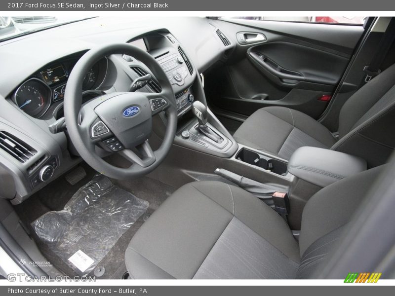 Ingot Silver / Charcoal Black 2017 Ford Focus SE Sedan