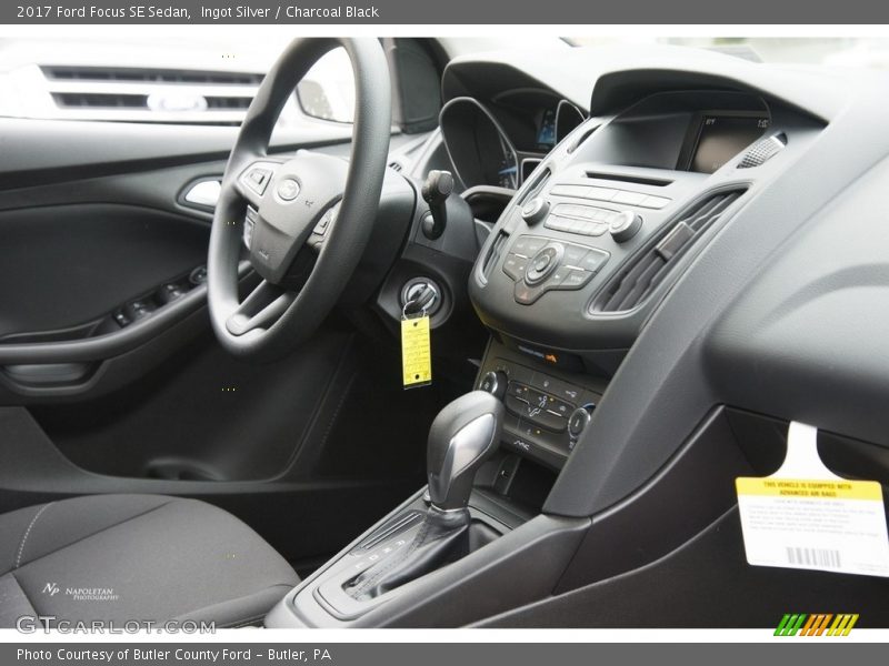 Ingot Silver / Charcoal Black 2017 Ford Focus SE Sedan