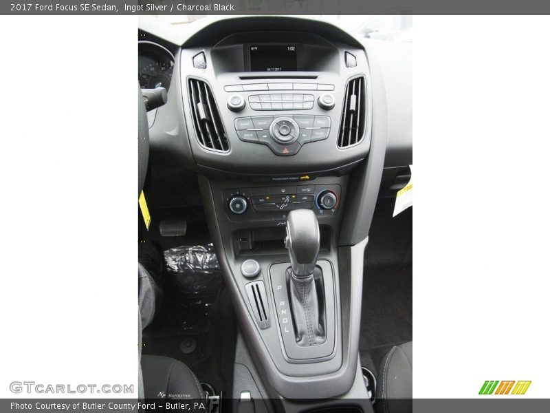 Ingot Silver / Charcoal Black 2017 Ford Focus SE Sedan