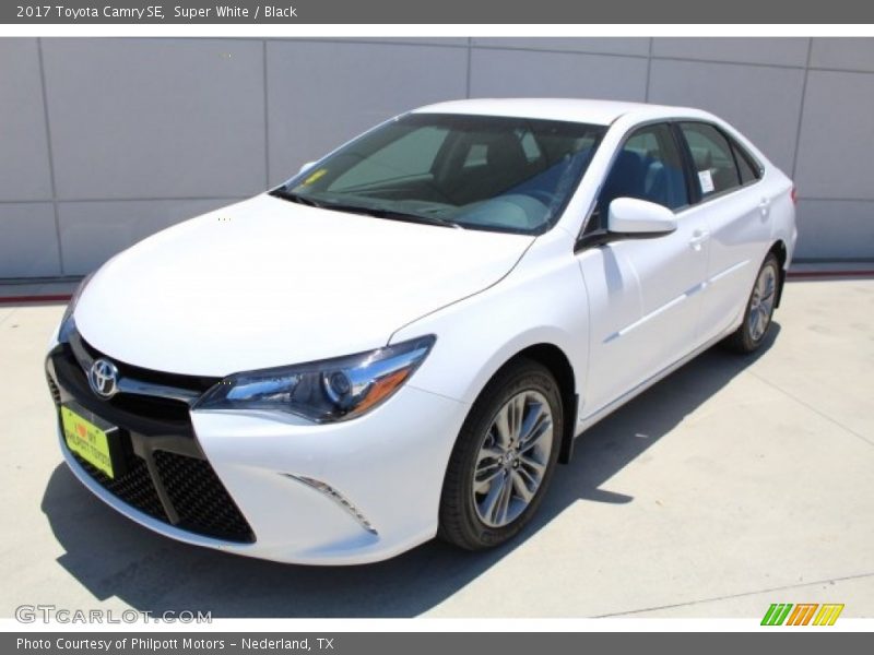 Super White / Black 2017 Toyota Camry SE