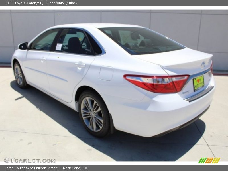 Super White / Black 2017 Toyota Camry SE