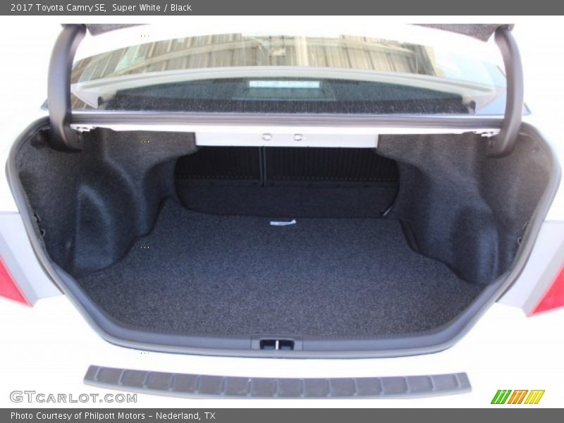Super White / Black 2017 Toyota Camry SE