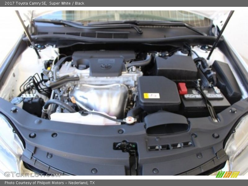 Super White / Black 2017 Toyota Camry SE