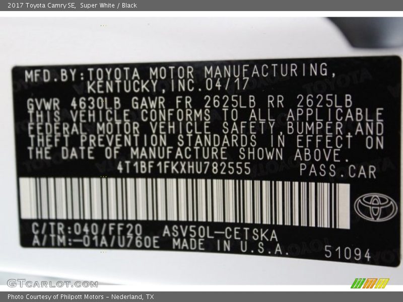 Super White / Black 2017 Toyota Camry SE