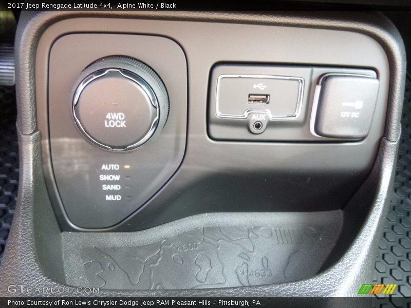 Alpine White / Black 2017 Jeep Renegade Latitude 4x4