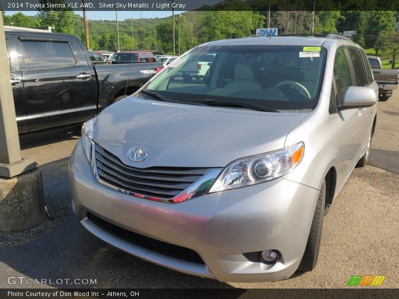 Front 3/4 View of 2014 Sienna XLE AWD
