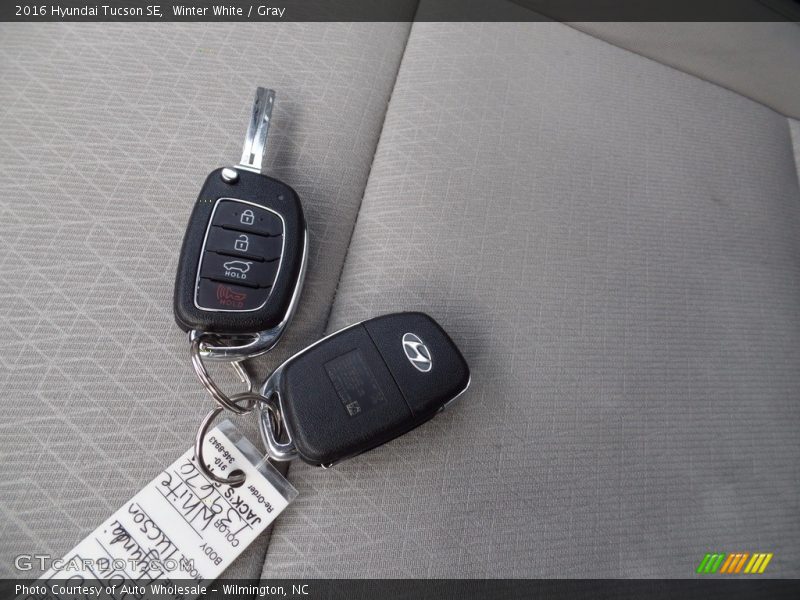 Winter White / Gray 2016 Hyundai Tucson SE