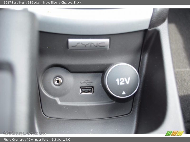 Ingot Silver / Charcoal Black 2017 Ford Fiesta SE Sedan