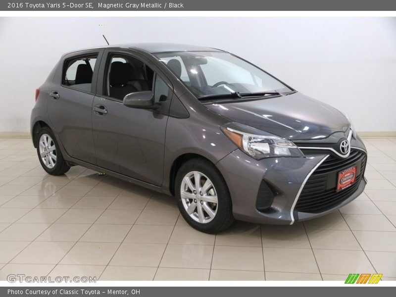 Magnetic Gray Metallic / Black 2016 Toyota Yaris 5-Door SE