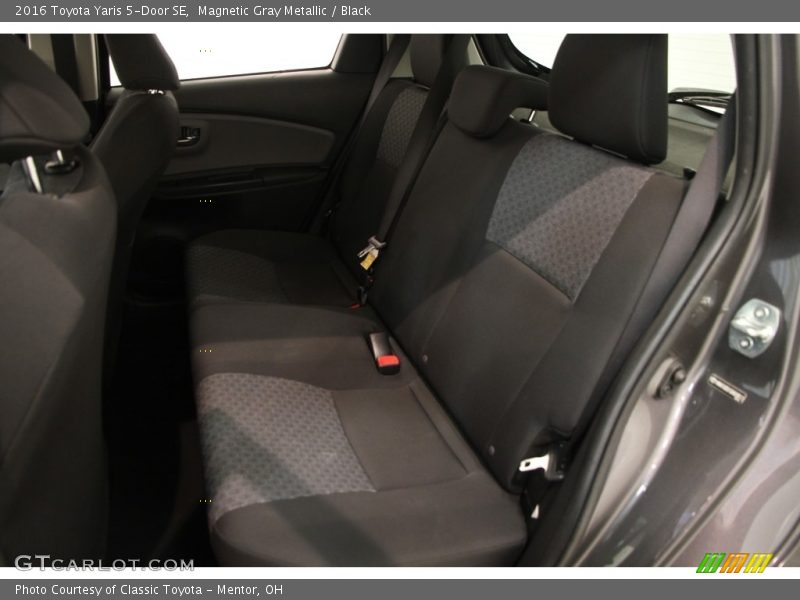 Magnetic Gray Metallic / Black 2016 Toyota Yaris 5-Door SE