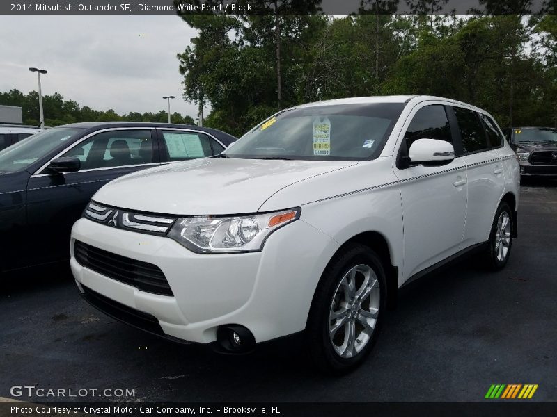 Diamond White Pearl / Black 2014 Mitsubishi Outlander SE
