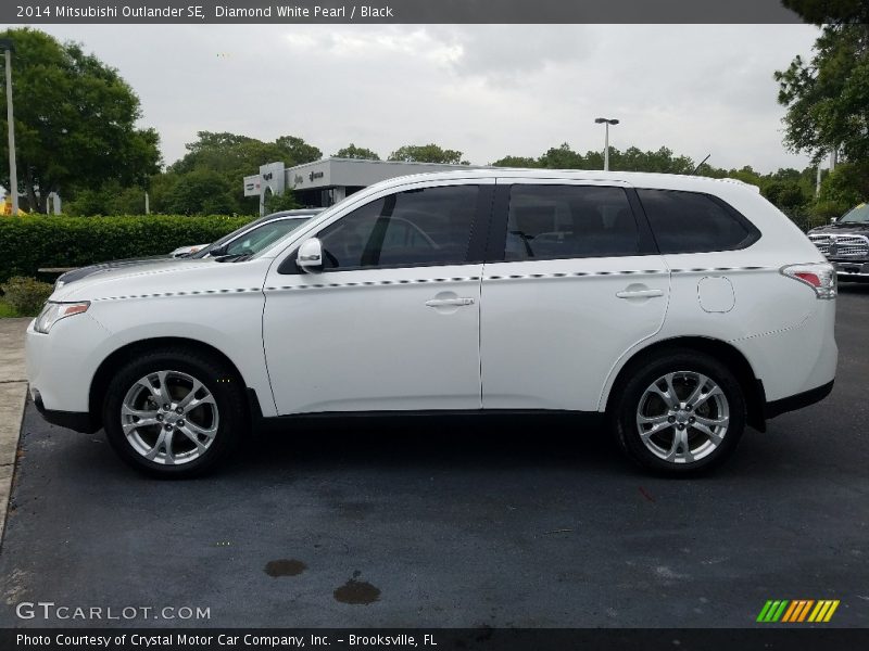 Diamond White Pearl / Black 2014 Mitsubishi Outlander SE
