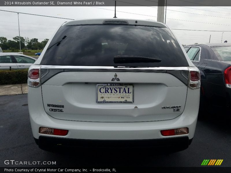 Diamond White Pearl / Black 2014 Mitsubishi Outlander SE