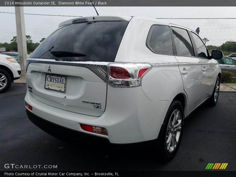 Diamond White Pearl / Black 2014 Mitsubishi Outlander SE