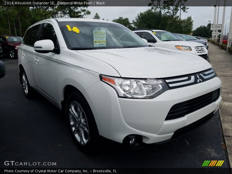 Diamond White Pearl / Black 2014 Mitsubishi Outlander SE