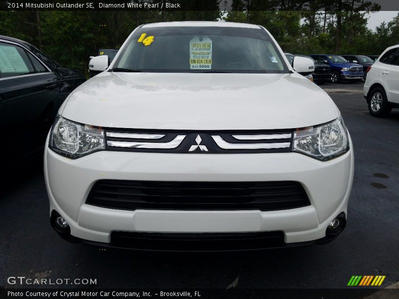 Diamond White Pearl / Black 2014 Mitsubishi Outlander SE