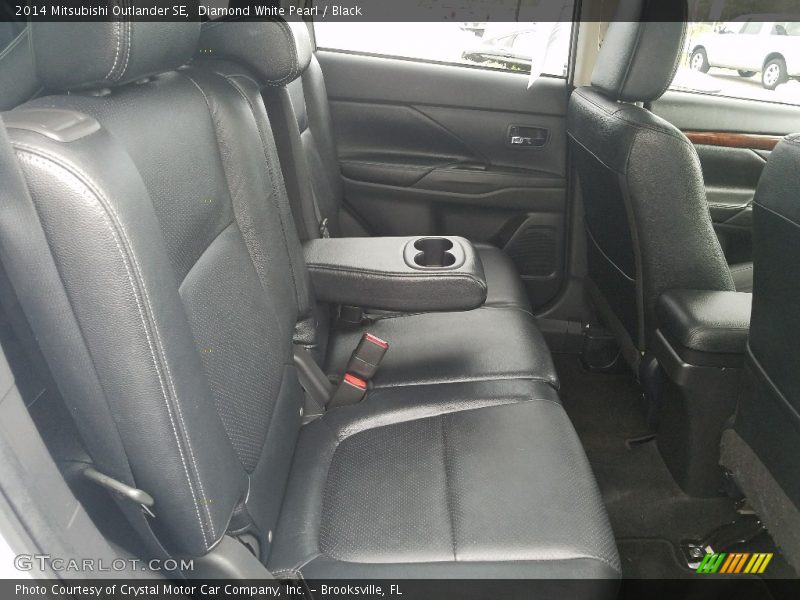 Diamond White Pearl / Black 2014 Mitsubishi Outlander SE