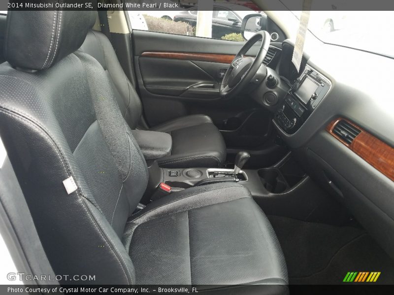 Diamond White Pearl / Black 2014 Mitsubishi Outlander SE
