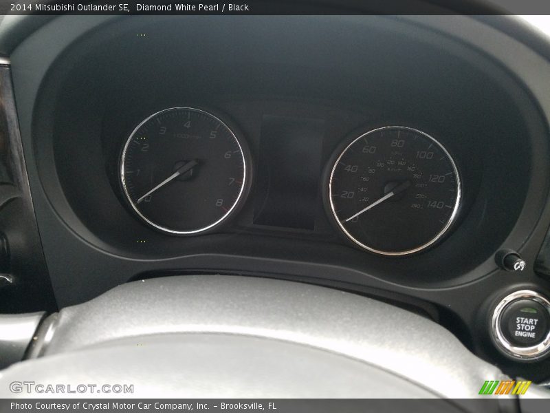 Diamond White Pearl / Black 2014 Mitsubishi Outlander SE